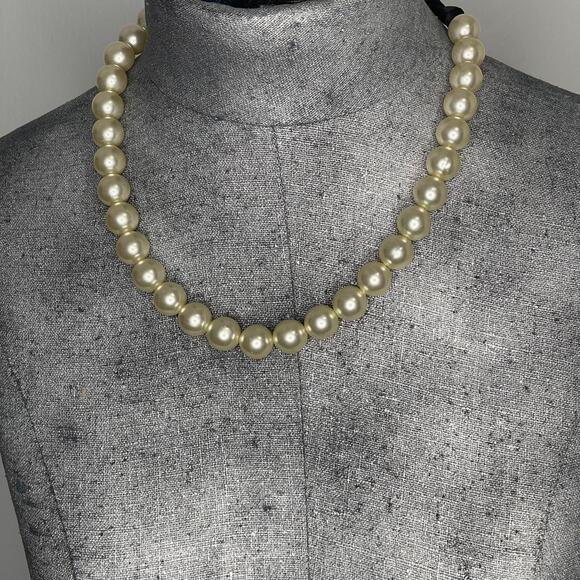 Faux pearl necklace costume jewelry black grosgrain ribbon tie classic preppy - Picture 1 of 10